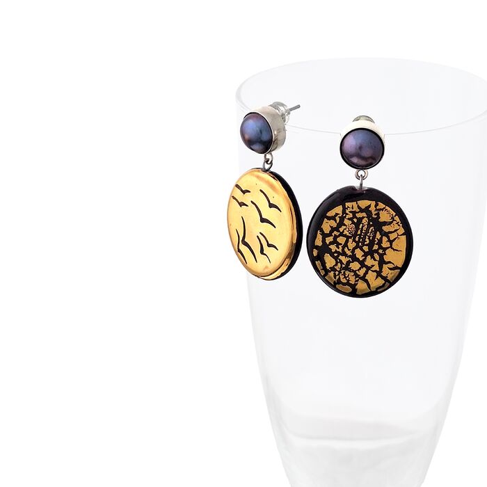  Large Disc Earrings, Black Pearls and Gold in different techniques "The Journey in the Mirror", fig. 1 